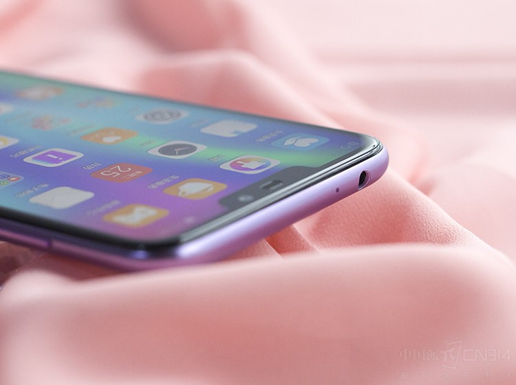 �������˽�����˷�֮�󣬻�������3.5mm�Ķ����ӿڣ��ڴ󲿷��ֻ�����ȡ����һ�ӿڵ�����£���ҫ����8C��Ȼ�ܹ�Ϊ�û�����������ʹ���ֻ����������һ��¥��