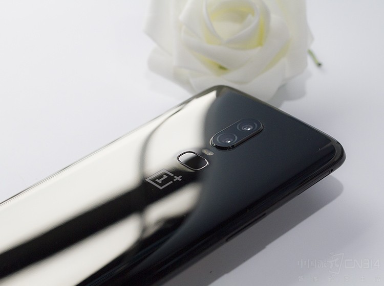 ���������Ԫ��������Ҳ�ǳ����������ϵ���������˫�㾵ͷ��LED����ơ�ָ��ʶ��ģ�飬��һ�ӵ�logoҲ�ܸ����ʸС�1600��+2000�����������ͷ�䱸��˫f1.7���Ȧ�����һ�֧��OIS��ѧ������EIS���ӷ����Լ�2����AI˫�㣬����˵��Ӱ�����ǳ�ǿ����