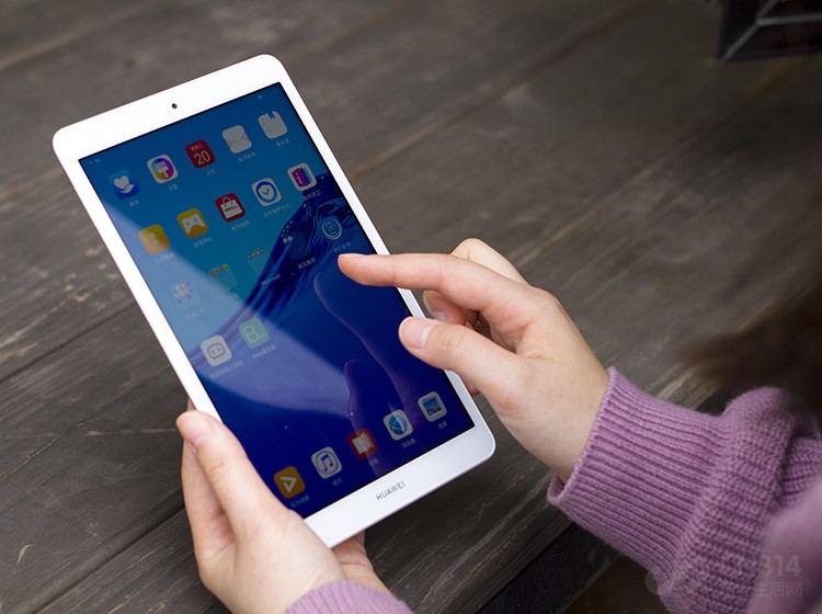 Ϊ�˷����û��ճ֣���Ϊƽ��M5�ഺ�棨8Ӣ�磩��Ļ�ĳ�������������ȥ���˵��°�����������濴�������Ӽ�࣬�����ճ���˿��ѹ����