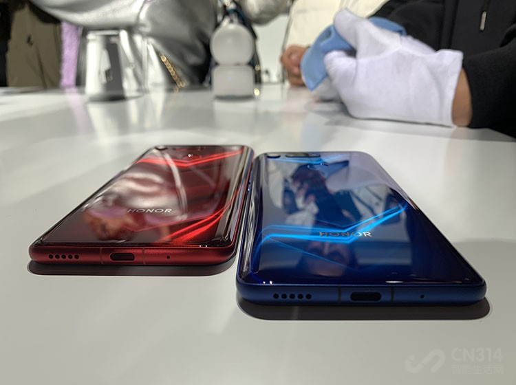   �۸��棬��ҫV20��6GB+128GB��Ϊ2999Ԫ��8GB+128GB��Ϊ3499Ԫ����ҫV20 MOSCHINO������ư棨8GB+256GB���ۼ�3999Ԫ������12��28�տ��ۣ���Ҿ�����ҫV20��ֵ��Σ�