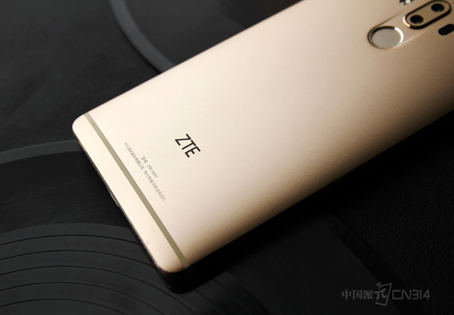 ��������������VR��MR��ȫϢ�����ڵ�������ʾ�������ų����ڹ��������У������˸е��ź�������Щ������û��ʵ�ִ��ģ�ƹ㣬���������ڿƼ�ˮƽ��Ӳ���ɱ����ߣ�û���㹻�ḻ�������������ճ��׽����������ߵ����顣�������7MAX����ҵ�ڸ߿���ҵ�������Ӳ��+������������Ĳ��֣�����3Dȫ�����δ��ֵ���㽡�