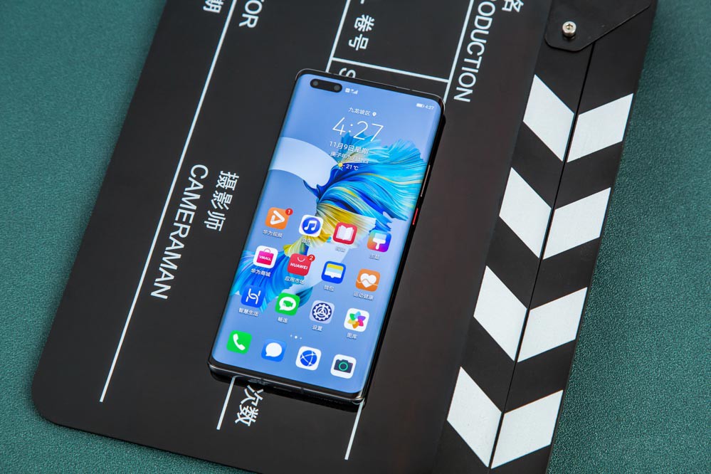 ��Ļ���棬��ΪMate40 Pro������88�㳬����Ļ������ƣ���ǰ��һ�������Ӿ��ϣ����ҽ����ޱ߿��һ����ƺ�������㴦������Ӿ���������Դ�����Ϊ�����Ĺ�Ӱ���顣