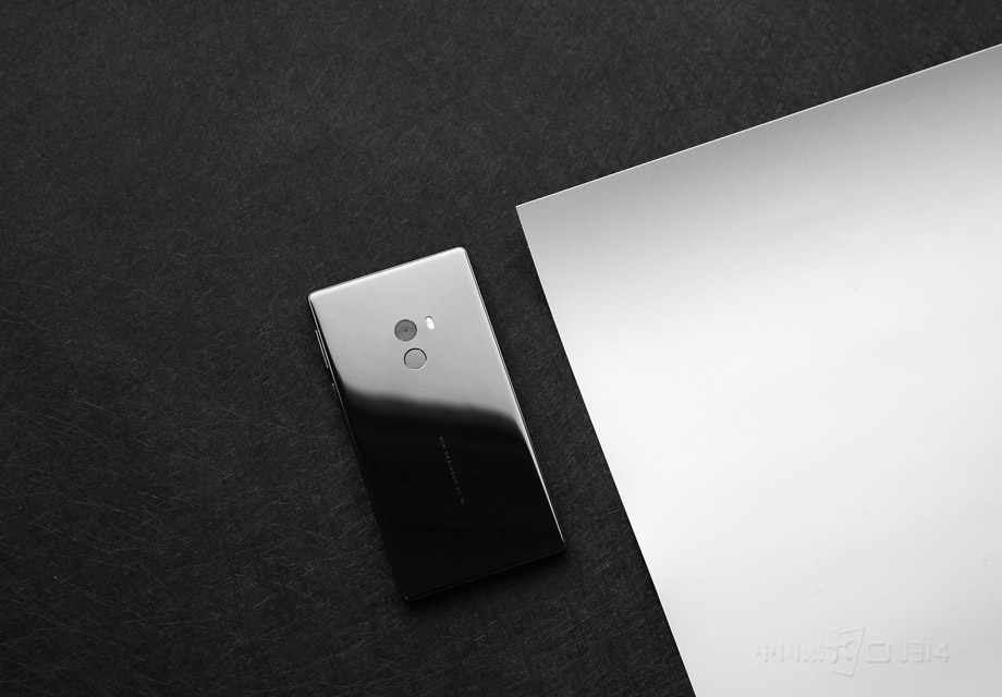 ���ֻ����棬С��MIXʹ����ȫ�մɲ��ʵĻ�����ƣ�����зǳ�ǿ�������ɰ��Ѳ���ָ���ռ��������š�