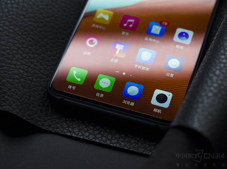 ������ȫ���һ��COB��װ��������Ļ������7ϵ���Ͻ��п�����ֻ��ġ��°͡���խ����Ļ���п�֮�������˿�Ϸ죬չ�ֳ��콢���е�Ʒ�ʡ�