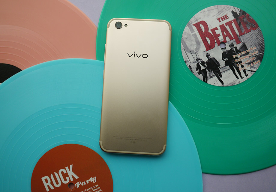 ��������������vivo X7��ȫ����һ�廯��ƣ�����ע�����ߴ�����Ƴ�񷶥ʽU�����ߣ����������¾���ͬʱҲڹ����vivoƷ�ƵĴ��¾���