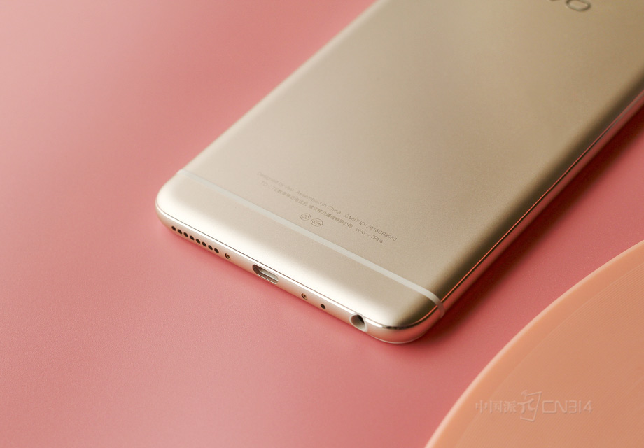 �ײ�����microUSB�ӿڣ�3.5mm�����ӿڣ��࿪�׵���������ͨ����˷磬��û�������Ƚ����е�Type-C�ӿڡ�