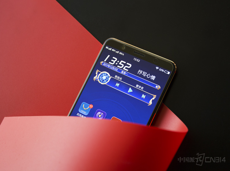 ��Ļ�Ϸ���vivo X20������vivo�����з���Face Wake�沿ʶ���ܣ�ֻ����Ȼ�����ֻ����泯���沿���ֻ�������˲�伴��֪̽�沿128��������ʱ�����0.1s�����ɽ�������ֻ���