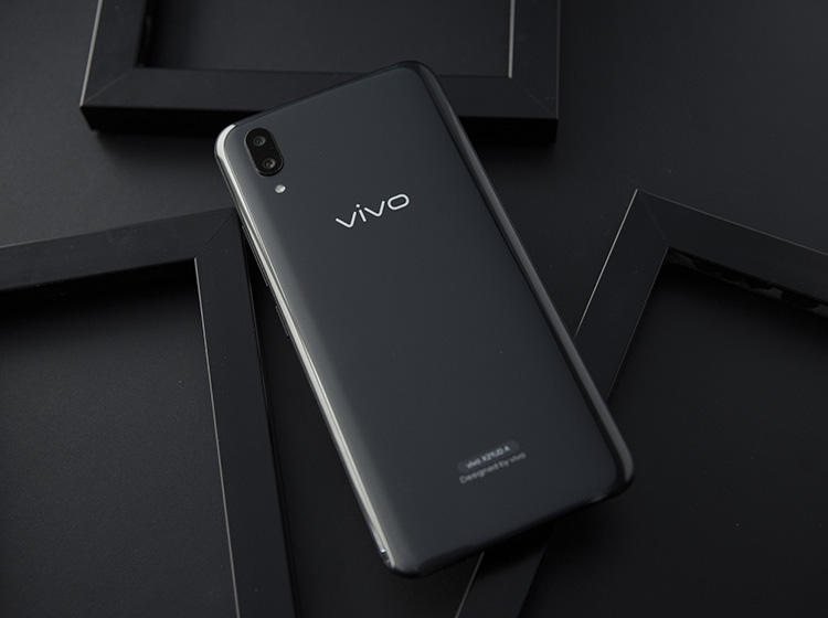 �����ϣ��˴�vivo���ϸ�ͨΪvivo X21��������660 AIE������������6GB���д��ڴ棬���������ڴ��������̨�����˶��ٸ�Ӧ�ã����������ֻ����������������ϣ��û�����2*1200�����غ������������������ȫ����˫�˶Խ����ܡ����ڳ����ϣ������Ŀǰ��׿Ψһ��P3ɫ���Ų��������ʹ��Ƭɫ�ʸ��ӷḻ��������