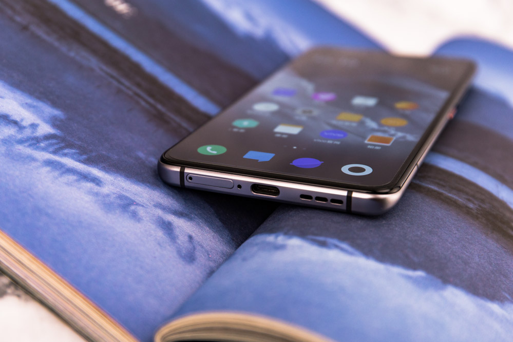 ��緽�棬iQOO 5�䱸55W��䣬�ݹٷ�������ʾ������50���Ӱ��ֻ���0�����䵽100%�����⣬iQOO 5�Ŀ�����˫�濨�ۣ�����Ϊ�ڲ������߲��ֽ�ʡ���ٿռ䡣