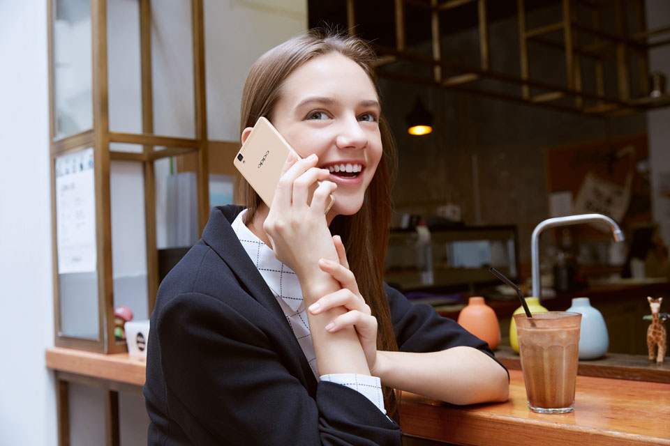 OPPO R7s���ø����5.5Ӣ��1080p��Ļ��ȴͨ���ᱡ��ơ�2.2mm��խ�߿������Ż��Ĳ�߻��ߺ͸�ϸ��ı������У��ճ��ָг�ɫ��OPPO R7s���о���Ľ���һ�������2.5D�������������ø����ʵ���þ�Ͻ�ͱ�����Ϳ���գ�  ����Ӳ�ȸ�ǿ������ϸ����΢�׼��� 