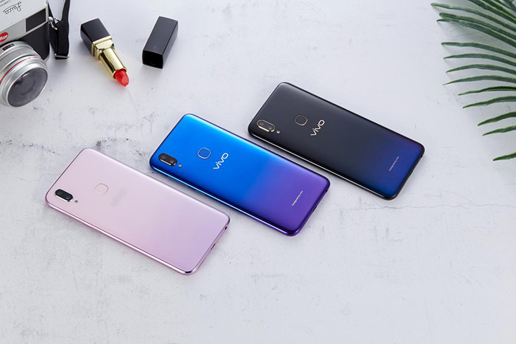 Ϊ�˽�һ�������û��Ľ������飬vivo Z3i ��׼��Ҳ������ȫ�µ�Jovi�����������֣��û�����һ�仰�㶨���ָ��Ӳ���������΢�ŷ��������΢��������Ϣ�ȣ������ĵ��ǣ���֧�ֽ�ѧ����ܣ��Ӷ��߶����������Լ���˽�����֣�����AI�������ǻ����