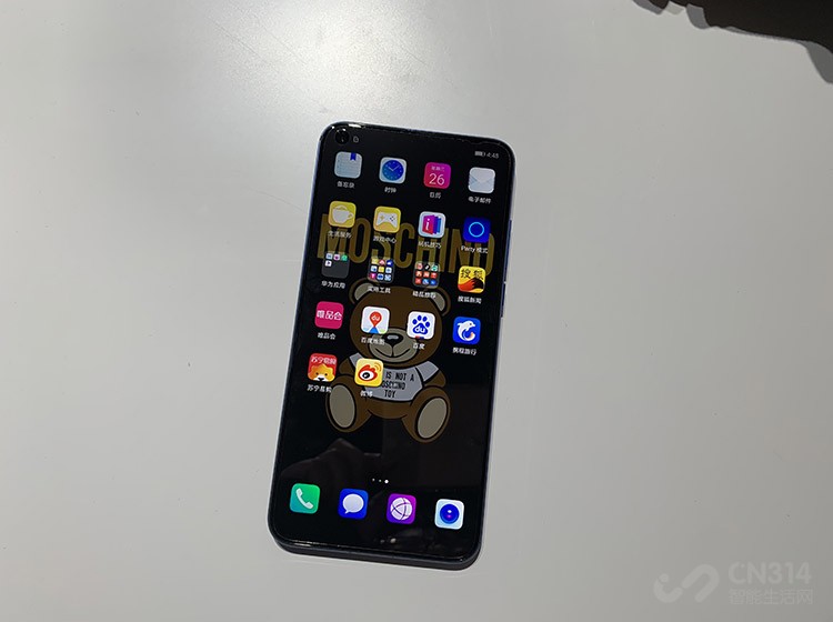   ��ҫV20����6.4Ӣ������ȫ��������Ļ�ֱ���Ϊ2310��1080�����õ��ǡ�ä�ס��������Ӷ�ȥ����ڸ����ʱ������������һ�����Ż������������ܵĿռ䡣