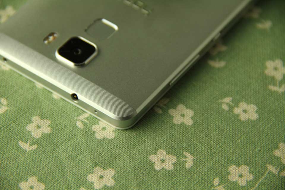 ��ҫ7���������3.5mm������ס������߷������ͽ���ס������ѿ���ע�⵽�ˣ������͵ײ���ҫ�����˲���λ�������ź�������Ͼ�ʹ����ȫ��������������Ϊ���ź�ǿ��������������������