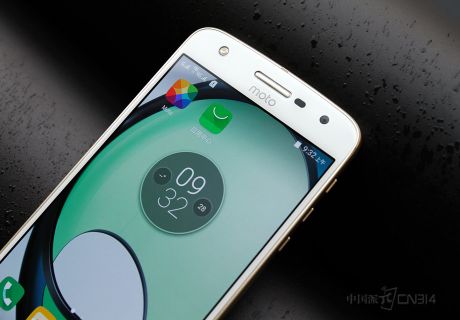 Moto Z play������5.5Ӣ��1080p�ֱ��ʵ���Ļ����ռ�Ƚϸߣ��϶˵�������������ͻ����ǰ�����ղ���ƿ�������Ϊ���¡�