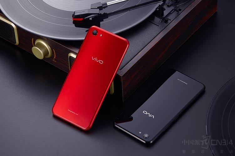 vivo����ʱ������һ��������������һ����Ȼ������Y83��������������ȫ�¸߹���Ϳ����ʵ���˾����ĳ��������ƣ��ǶȲ�ͬ�����Ź�Ӱ�������Ȼ����ġ�ͬʱvivo Y83ӵ�м���ס���ҹ���Լ�������������ɫ�����µ������ƴӶ������Ȼһ�µ�ʱ����ɫ��