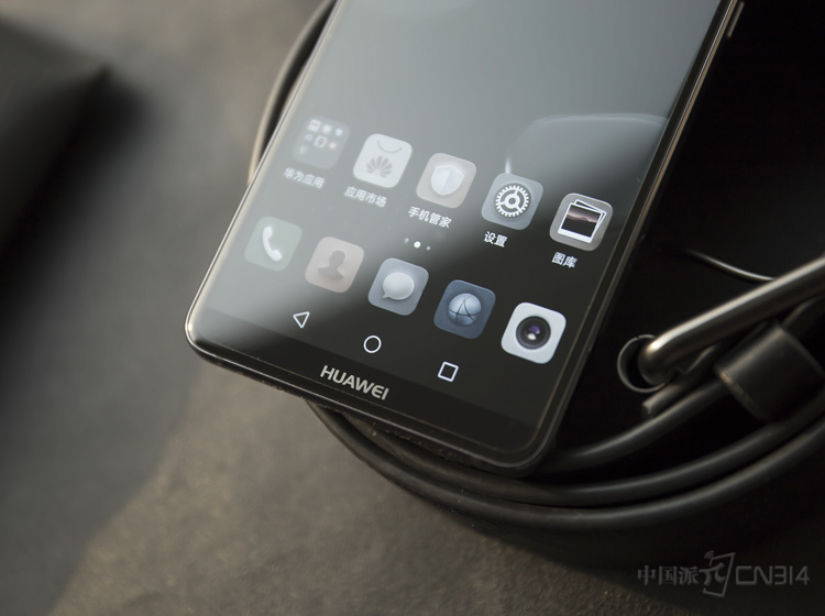 Mate 10 Pro�Ļ�����Χ�ߴ�ﵽ��154.2*74.5*7.9mm������Ϊ178g��