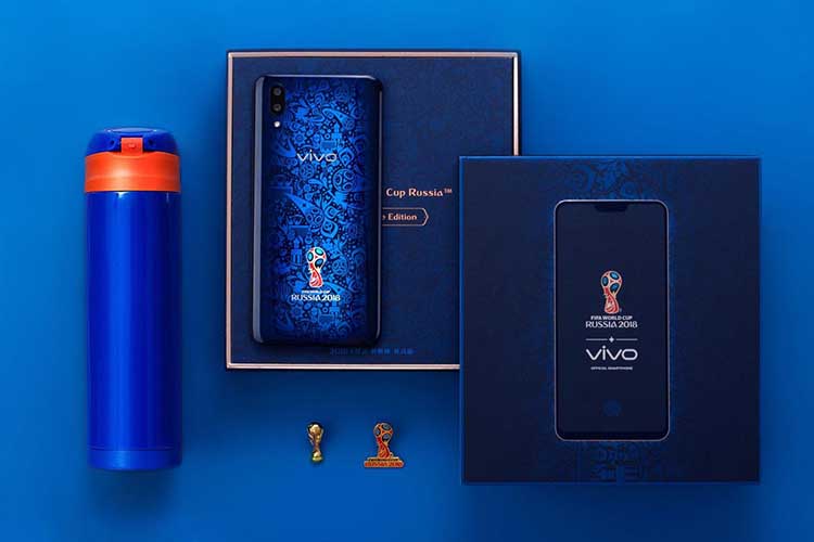 vivo X21���籭�Ƿ��湲�Ƴ�������ɫ�����������������ʤ���죬ͬʱ���м̳�vivoƷ��ɫ�������߾���������Եĵ������ ��Ϊһ��ƻ��ͣ���Ʒ��װ��ȻҲ������עĿ��һ������һ�Σ�vivo Ϊ X21���籭�Ƿ����������Ĳ���а�װ������ӡ�� X21 ϵ���ֻ�������ơ�vivo & FIFA�ٷ�����logo����Ļָ�Ƶĺиǣ��������۶����£�����һ�۾Ϳ��Կ�������������ݡ�