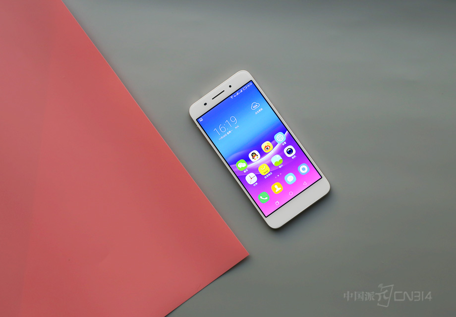 �ڱ��߿�����5.5Ӣ���1080p��Ļ����С��Ϊ���ʣ�����һ���ƿأ��п���˫�ֺ��գ�