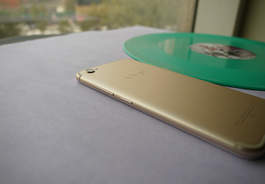 ����X9����ʽ���࣬vivoҲΪ��ϵ�в�Ʒ������ȫ�µı�ǩ����Camera&Music���ڹ����г������Ǿ����ܹ���������Hi-Fi�����յ��ֻ����������в�Ʒ�ܹ��ﵽvivo��չ�ֵ�Ӱ���������ֻ��ڹ�������ļ���׷��ֵ����ҵ�ڴ�Χ�ƹ㡣