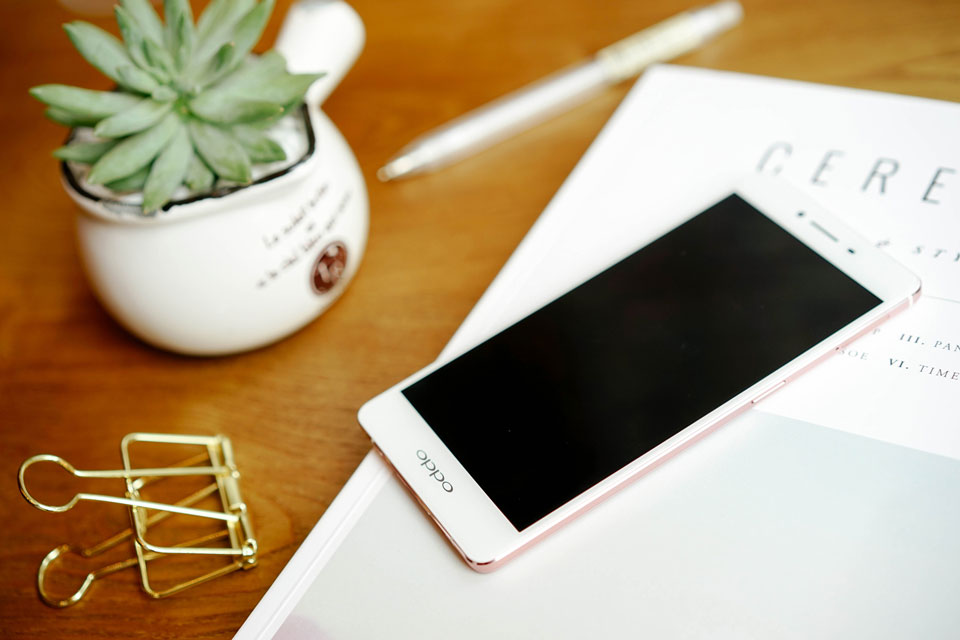 �䱸�˸���Ŀ��5.5Ӣ��ȫ����AMOLED��ʾ������ǿ����4GB RAM�������32GB ROM�����־õ�3070mAh��ء�����ȫ�ĵ�ѹVOOC���䡢���õĽ��������Լ���ȫ���4Gȫ��ͨ��һ�ж������ơ�