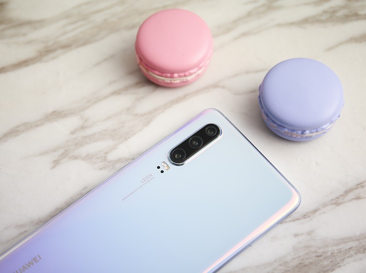 �����ǻ�ΪP30ϵ�е�������㣬����P30����4000�����㣨f/1.6��Ȧ��+1600�򳬹��+800�򳤽����㣬֧��5����ϱ佹��30������佹�����Խ�Զ���ľ�����зŴ����㣬ϸ�ڸ��ӷḻ��