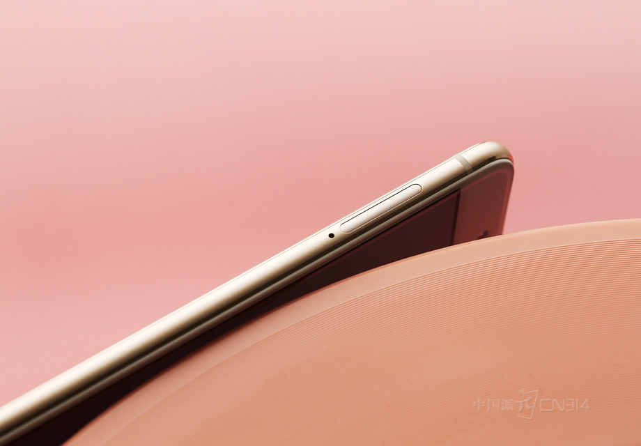 �������߿���һ���SIM���ۣ�vivo X7 Plus֧��˫��˫����ȫ��ͨ4G�����ſ�����nano-SIM������֧��TF����չ������