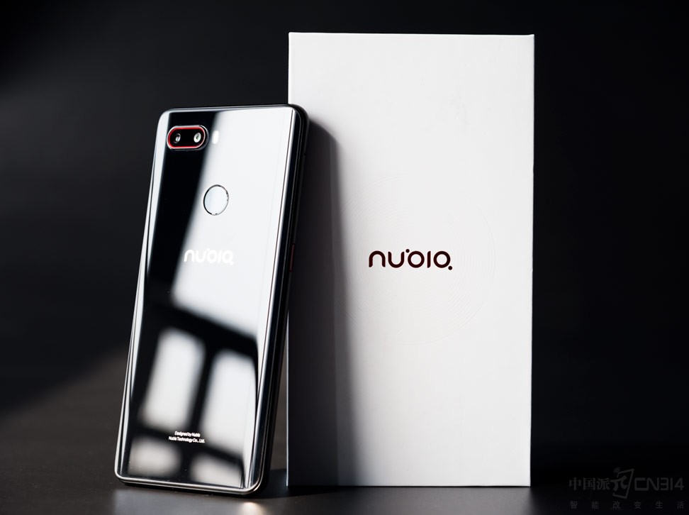 �ܵ���˵���Ŵ�СţZ18mini��һ��ǳ���ɫ���ֻ���2400�����ش����˳���̻��������Խ����˶��Խ���������������΢С��������˶��е����壬����660AIE������+6GB RAM+128GB ROM���ɼ��û���ȫ����һ�ȫ��С���ڡ���