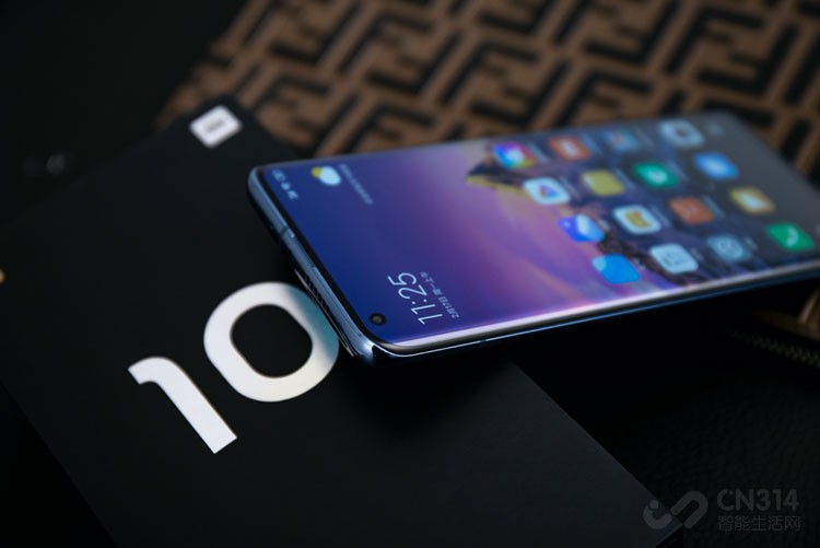 ��Ȼ��С��10 Pro���ڶ����㲻������������ϣ������ڲ�ͬ�����Ų����Ż���ơ�Ʃ���ⲿ�콢�ڻ����ڲ�������6��ʯī�ṹ��ͬʱ��������Ҳӵ�д����ʯīƬ������ǿ��ɢ��Ч����