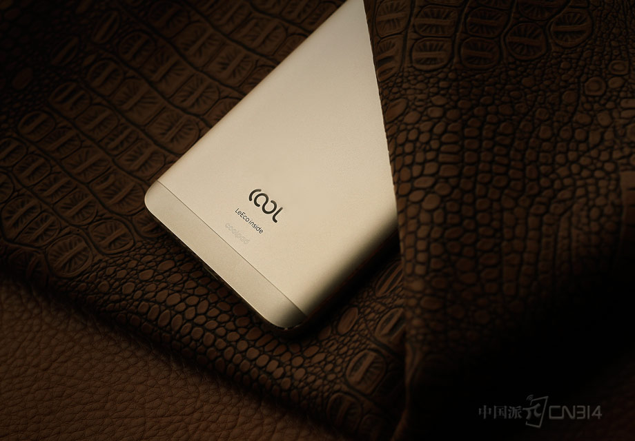 ���Ž�cool1 dual��̬�ֻ������˴��ܶȵ�أ��մɵ�ظ���Ĥ��˫�۱ߵ㽺���գ���ȡΪ������װ����оƬ��������·������Ĥ��������ģ�cool1 dual��̬�ֻ�ӵ���ڵ�Դģ���·��Ʒ����ר������EUI��ʡ���㷨���ӳ��˴���ʱ������ʱ������״̬��Ҳ�Ὺ��ʡ��ģʽ���ӳ��û���ʹ��ʱ�䡣