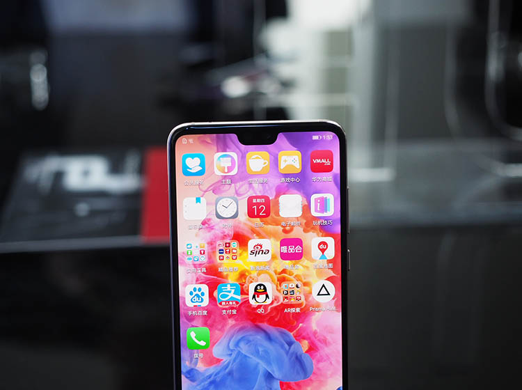 ����ʾЧ���ϣ���ΪP20 Proӣ�۽����6.1Ӣ��19:9�ݺ��Ϊ2K��OLED��ʾ����ӵ��1000000:1�ĶԱȶȣ�105%��ɫ�򣬸����˼�ǿ���Ӿ��������ͬʱ��֤�˻������ʶȡ�