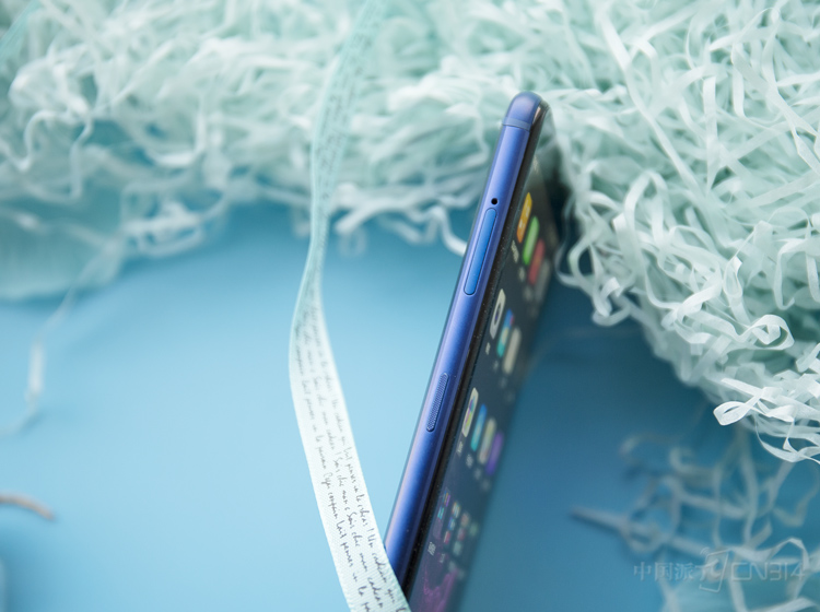 ˫������������˻�����࣬��֧��ȫ��ͨ4G��VoLTE���ڿ����·��������һö������ʯ���и�ġ�soap��ݰ����������ָкʹ��и�ʤһ������ݰ���֧��һ�����ա�ͨ����¼����һ�����ֵ�Ͳ����ױ���ȣ�����ʮ�ַḻ��