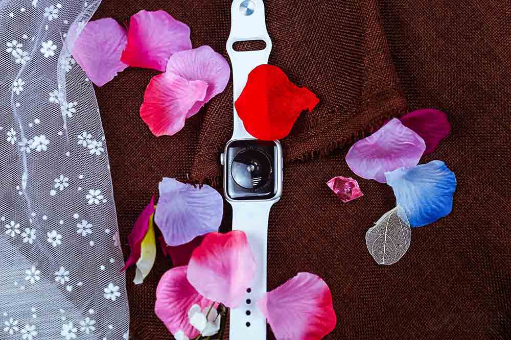 �������������Apple Watch SE�����Ǻ�Series 4һ�����У������ƫ���������ͣ�����ô��е�����⣬��ʾ���ĳߴ�Ҳ������40mm��44mm�汾���û�����ѡ�������ͺ���֮ƥ���Ƥ���ͱ�����