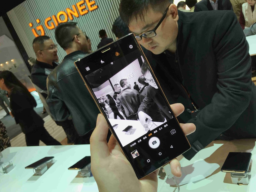 ��Ӱ���棬����M7 Plus����1600��+800�����˫����ͷ����ͨ����ά���������岢�γ�3D������Ƭ��ͬʱ��֧�ֶ������ġ�ָ�����յȣ�����Ƭ���������ո����㡣