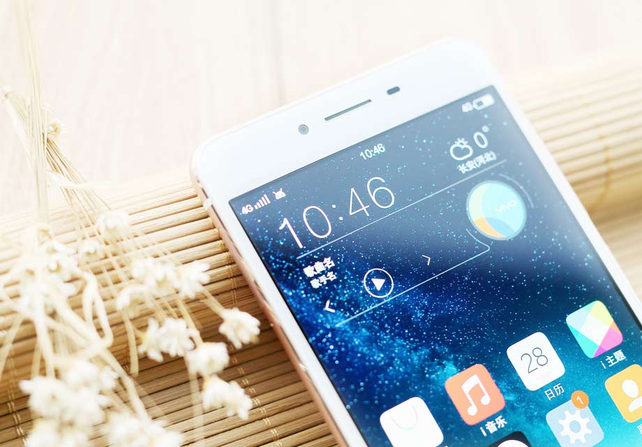 �ڻ�����������ӵ��vivo�ı�־��ǰ������ͷ��������Ͳ�����߾����Ӧ����ͬʱҲ�ܹ��������Կ������ı߿�ǳ�խ�� 