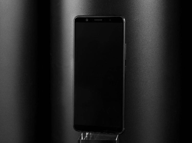 vivo X20ȫ�����ֻ�������������6.01Ӣ���18:9����ȫ�������ֱ���Ϊ2160��1080�������ܴ������������Ļ����⣬��ȴ�ͳ���ֻ����ܹ��ṩ��13%����ʾ���ݡ�����ϲ������Ϸ�Ϳ���Ƶ���û���˵����һ���ǳ���������ơ�