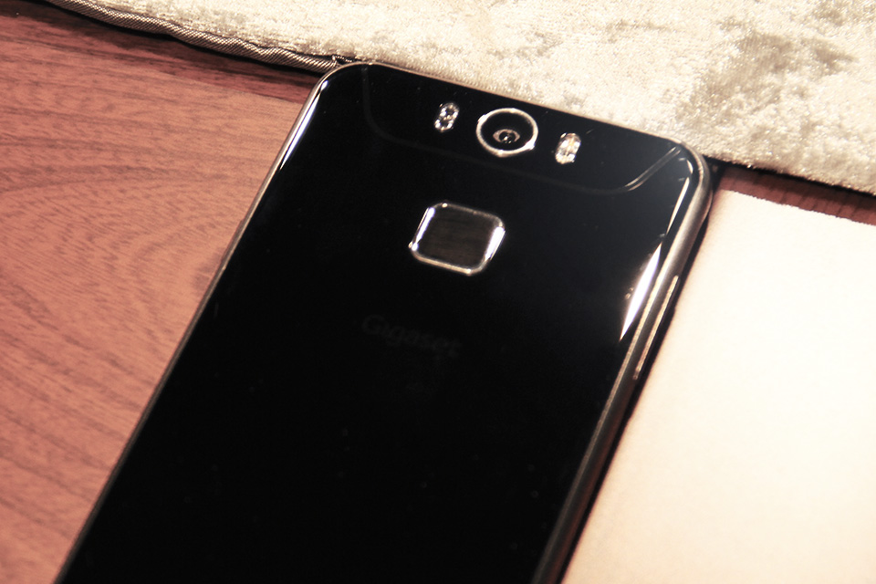 Gigaset ME������Ϸǳ����ӶԳƣ�����ͷ����Ǹ���˫ɫ������ƶ�Ӧ�������ʺ�������̽�������·�����ָ��ʶ��ģ�顣��ȶ����ֻ��͸���Բ�Ӷ�������ƣ�Gigaset ME����ָ��ģ��Ĵ���Ҫ�������١�