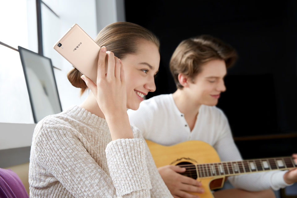 OPPO R7s�����˿��ٰ�ȫ��VOOC���似�������5���Ӿ���:ͨ��2Сʱ�����ͬʱOPPO R7s�䱸��3070mAh���أ���ͨ��ϵͳʡ�羫�����Ļʡ���Ż���������ʱ�������ӣ��õ������ɴ����õ����� 