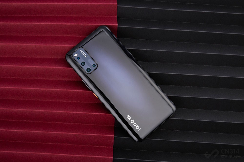 ���ѿ�����iQOO 3��һ���൱���޶̰塱��˫ģ5G�������콢�����������iQOOƷ����˵���û��ĵ���ʵ���˸����������ữ����������������ṩ�˸����ż�����ѡ�񡣳������㡢��������ء��߹������䡢����AI���������ذ����ȵȸ��Ǹ����˸û���ǿ���������ԡ�