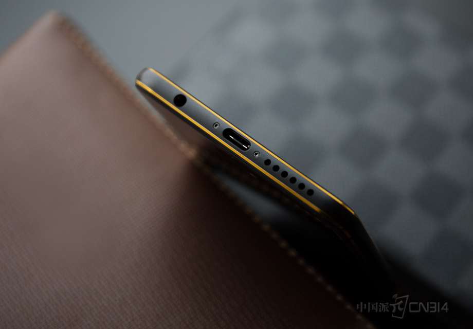 Ŭ����M2������3.5mm�����ӿڣ������û�ʹ�ö������衣ͬʱ�ֻ�����6ϵ���Ͻ�һ�廯��������ʹ��360������ʽ��ɰ���գ��зǳ����ڵ��ճָУ�������մȾָ�ơ�