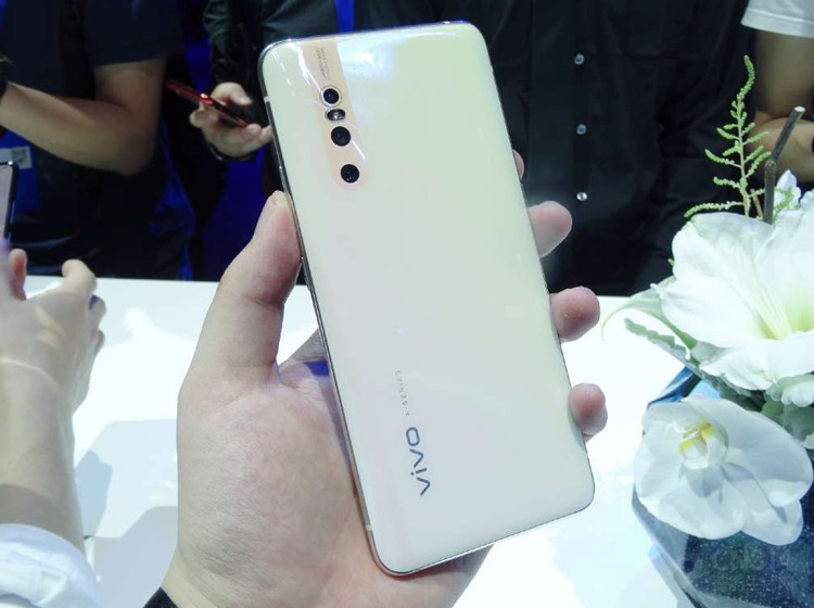 3��19�������������ڴ��Ѿõ�Ŀ�⵱�У�vivo X27����¶��������Ŀ��������ǵ�һʱ��Ϊ��Ҵ����˾���ϸѡ���ֳ���Ƭ�����ھ�������һ���������°ɣ�����»���ȫ��������Ͽ���˵�Ǹ�����һ���൱�����Ĵ����20.5��9�����ȫ�����������Ͽ�ν�ǡ�һ����ɽС���ˡ�