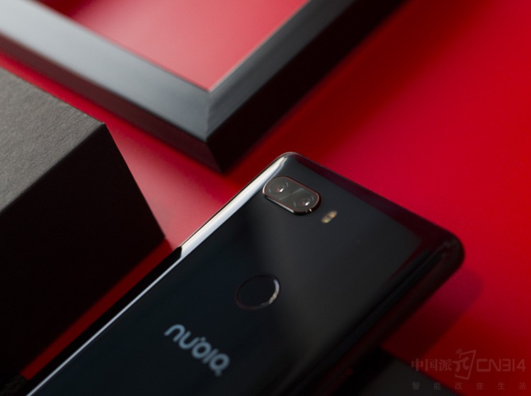 �Ƚ��Ĺ������ʹ�ü�ҹ�ڵ���ɫ�ڹ��ߵ�ӳ���£����˳���Ҳ�ܱ��ֳ�һ˿�鶯��Z18�����������ƺ죬�Լ������������������ҹ����ƶ��ɵĽ���ɫ����ǿյ�ذ棬��ͬ�ǿ�һ�����������˲��������С�