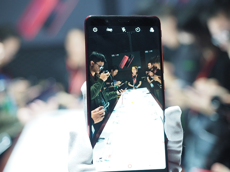 ���շ��棬���䱸�������ͺŵĶ�������ISOCELLͼ�񴫸������ߴ�2400��ԭ�����صķֱ��ʼ���NeoVision7.0��ħ����Ӱ���棬������������Ϸ�ֻ���ĵ���������