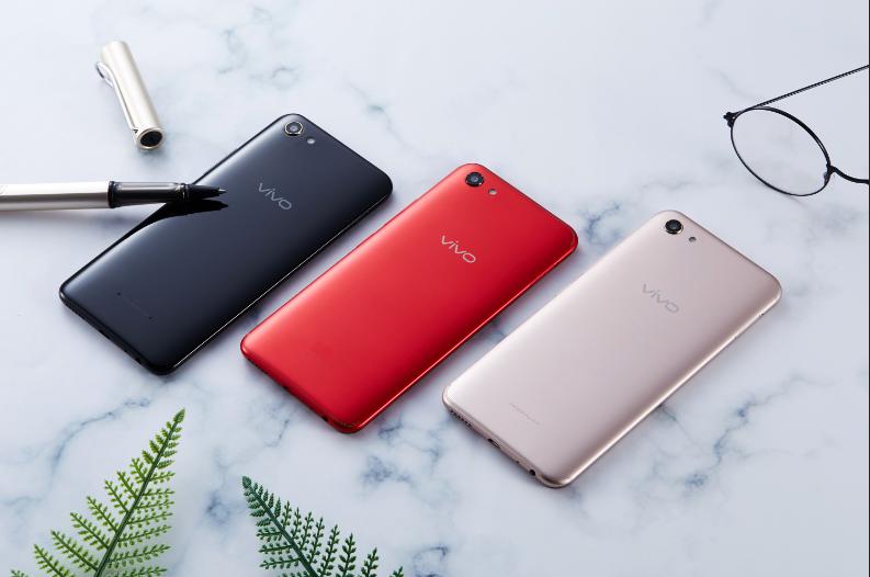 ϸ���ϣ�������������ΪU��ϸ��״��������ƣ����Ͻ�������ͷ������ƣ��м俿��λ��Ϊvivo��Logo�����˱������Ͻǵ�����ͷ��LED�����֮�⣬�����ֻ��ĺ��Ҳ����κο��ף��Ӿ��ϸ��Ӽ�࣬����һ���Ը�ǿ��