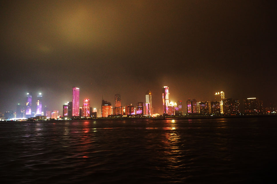 ��ivvi�����ˣ��������ð���ͨ���硱����11��19�������ϲ��ӽ�һ������8���296������ͬʱ����������������һ���ر�ĵƹ���΢��Ӱ