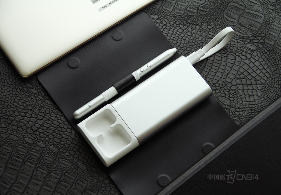 ��Ϊ��δMateDock�䱸��һ��ʮ�ֽӽ�Keyboard��۵ı����ף��������ڲ�ΪMatePenԤ����λ�á�MateDockͨ�����������ķ�ʽ�̶��ڱ������ڲ���ʮ���ο������뵣�����⻬�䡣