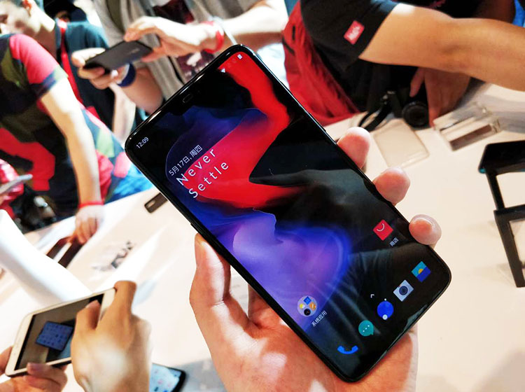 ȫ�µ�һ��6���������һ��19��9��6.28Ӣ������AMOLED��Ļ����һ������ʹ�õ�������ʾ�����ֱ���Ϊ2280*1080��֧��sRGB��DCI-P3�����Դ��������ˬ���Ӿ����顣