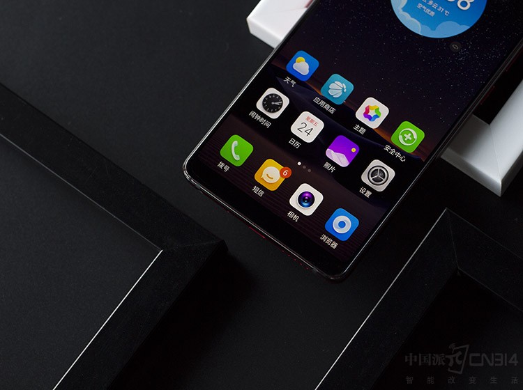 ���⣬�ֻ���Ļ�·����ý�խ�°���ƣ�ȡ�������ⰴ������Ļ����������ȫ����ӵ�и�����ռ�ȡ�