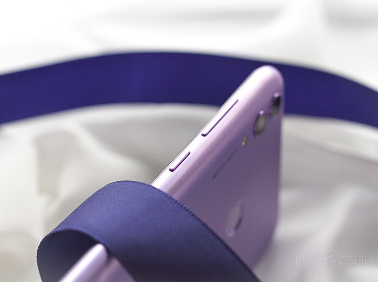 ��۷��棬��ҫ����8Cӵ�б�����п�һ����͵Ļ��λ�������Ȼ����4000mAh���أ�����Ȼ������7.98mm���ᱡ������