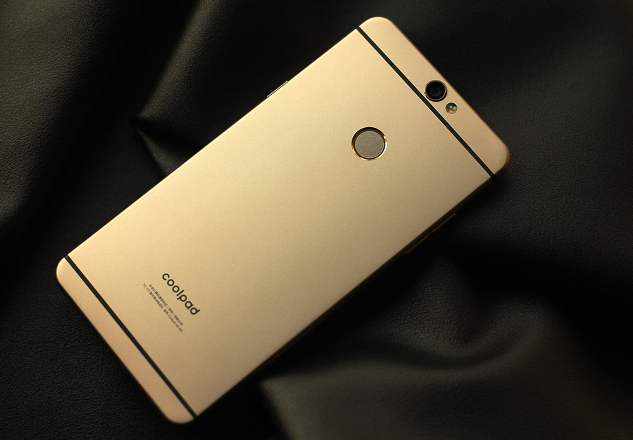 ���ɷ���Max��һ�ηǳ������Ĳ�����һ�廯ȫ����������ԣ��������Ϊ7ϵ���Ͻ���ǡǡҲ��iPhone 6S�����õĹ��ղ��ʣ����ֲ��ʵ��ص����Ӳ�ȸ��ߣ�ǿ�ȸ���ͬʱҲ�����ڼӹ�����ĥ�Ժõ��ص㡣��Ч�ı�������һ�������䡱�����Σ�������ı����ϣ�������ƻ���¾���