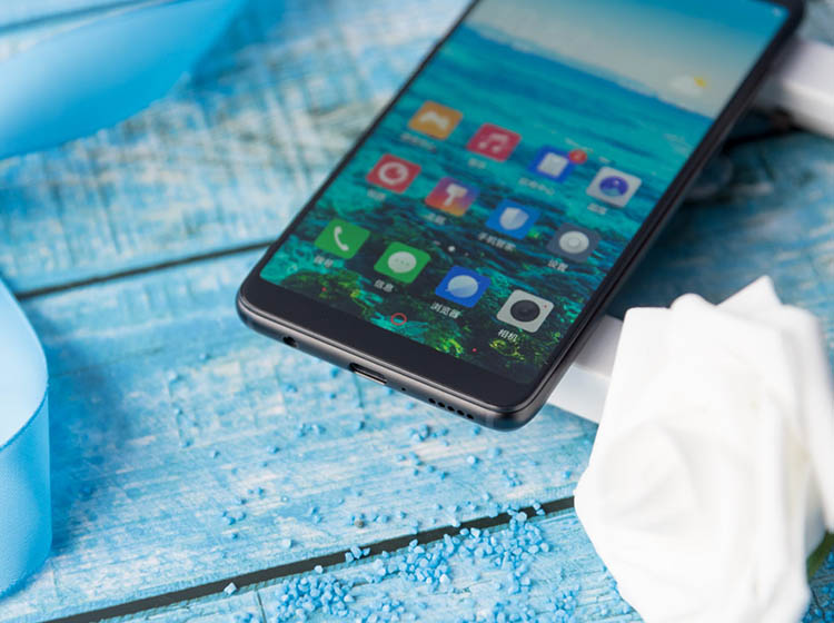 8mini采用了in-cell全贴合技术的屏幕封装工艺,